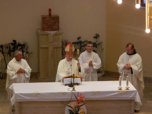 30.05.2012. BISKUP FRANJO KOMARICA JE POSJETIO ŽUPU ŠSURKOVAC I TOM PRIGODOM BLAGOSLOVIO CRKVU