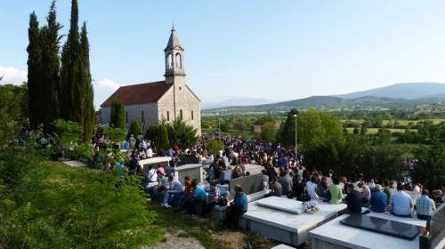 Oko 20 tisuća vjernika nazočilo je trodnevnoj duhovnoj obnovi karizmatika fra Ive Pavića, župnika Župe Šurkovac pokraj Prijedora u BiH, koja se u Župi svetoga Nikole biskupa u Bajagiću održavala od 31. svibnja do 2. lipnja.