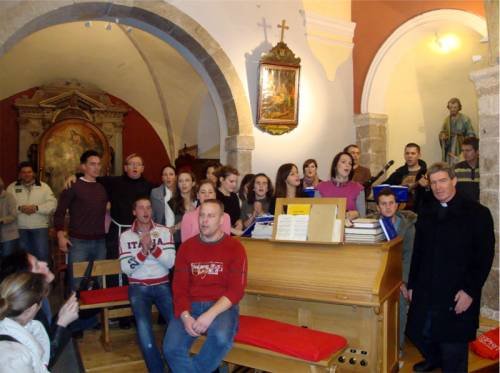 Duhovna obnova u Omišlju (18.-20. 11. 2009.): Fra Ivo Pavić s raspjevanim mladima